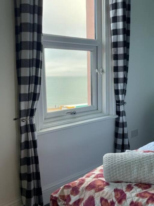"The Parlour" Seafront Apartment Истбурн Экстерьер фото
